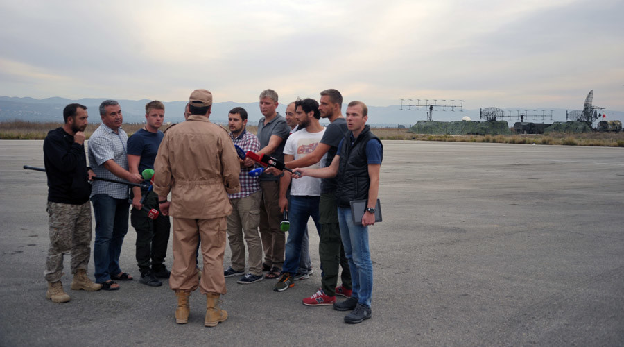 Phi công Konstantin Murakhtin thoát nạn trên chiến đấu cơ Su-24 trả lời báo giới ngày 25/11 tại căn cứ không quân Khmeimim, tỉnh Latakia, Syria (Ảnh: Sputnik)